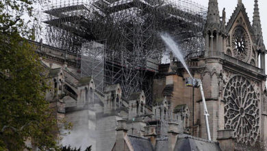 Des salariés d’Europe Échafaudage, filiale du groupe Le Bras, avaient travaillé toute la journée à l’installation de la structure géante, composée de dizaines de milliers de tubes d’acier et adossée aux piliers du transept, sur lequel les couvreurs devaient intervenir dans quelques semaines. © ZAKARIA ABDELKAFI / AFP