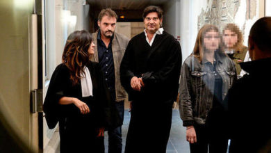 Frédéric Péchier et son avocat Randall Schwerdorffer en 2017 à Besançon. © SEBASTIEN BOZON / AFP