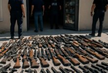 Environ 300 armes prohibées découvertes chez un armurier près de Marseille.